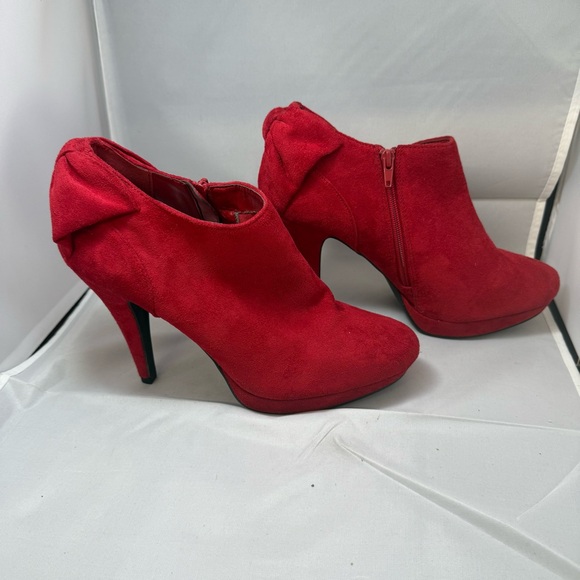 Vibrant Red Heels with Suede Finish - Picture 4 of 9